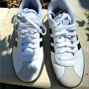 NWOT Adidas shoes.  Women’s 9 or Men’s 7.5